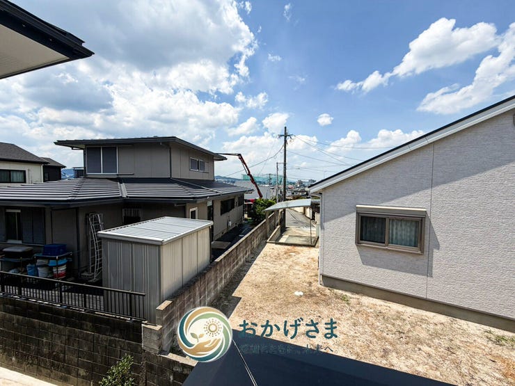 【バルコニーからの眺望】
周囲に高い建物がなく、青空が広がる見晴らしの良い眺望。開放感あふれる心地よい景色を楽しめます。