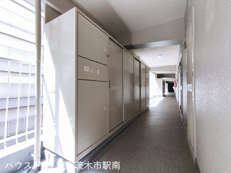 玄関前の廊下に収納設備有り