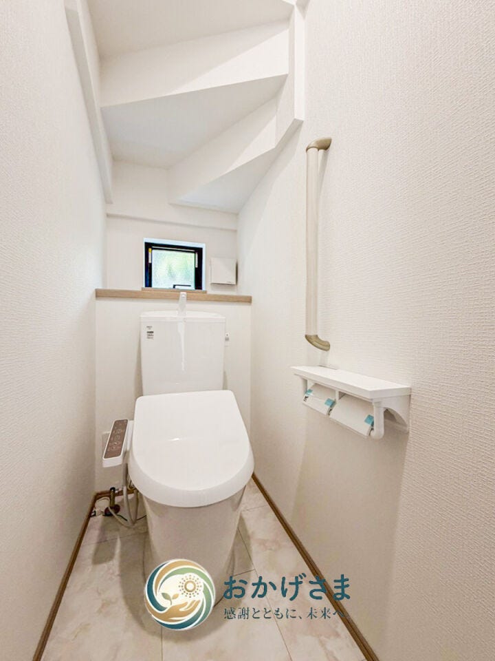 【トイレ】
階段下のスペースを有効活用したトイレ。小窓もついているので、換気もしやすく清潔です。