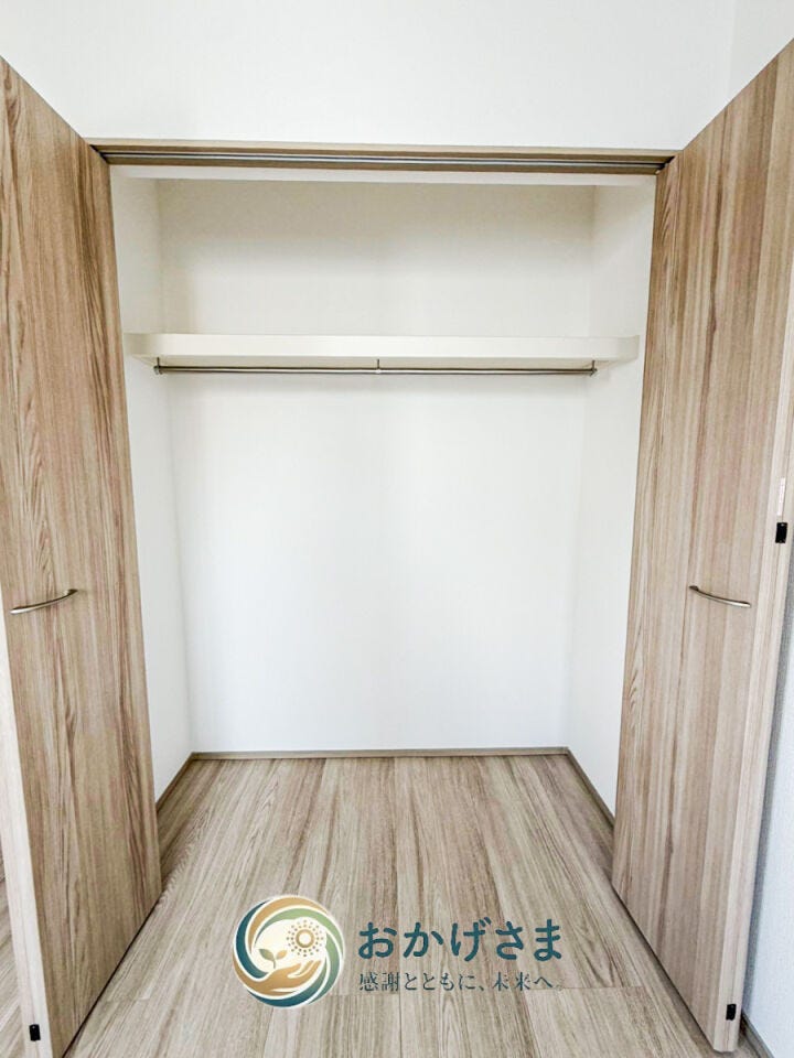 【クローゼット】
収納力ばっちりのクローゼット。可動棚付きで、自分好みにカスタマイズできます。