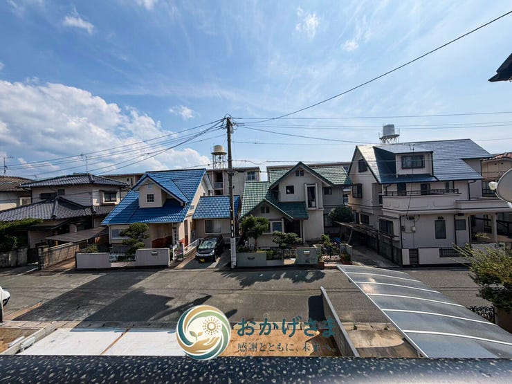 【眺望】
バルコニーからの眺望。静かな住宅街が広がり、遠くまで見渡せる開放感のある景色です。