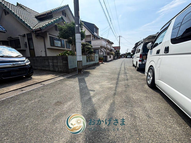 【前面道路】
閑静な住宅街に位置する、広々とした前面道路。日当たりが良く、開放的な住環境が魅力です。