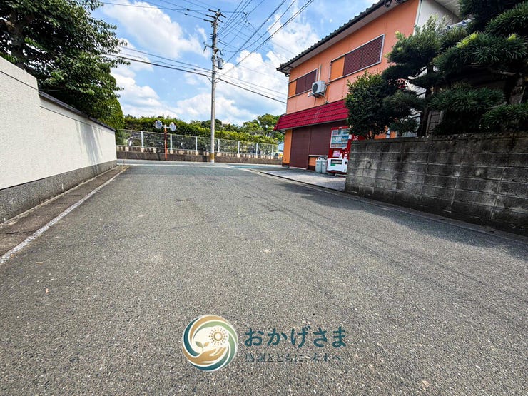 【前面道路】
閑静な住宅街に続く、交通量の少ない前面道路。小さなお子様がいるご家庭も安心して暮らせます。