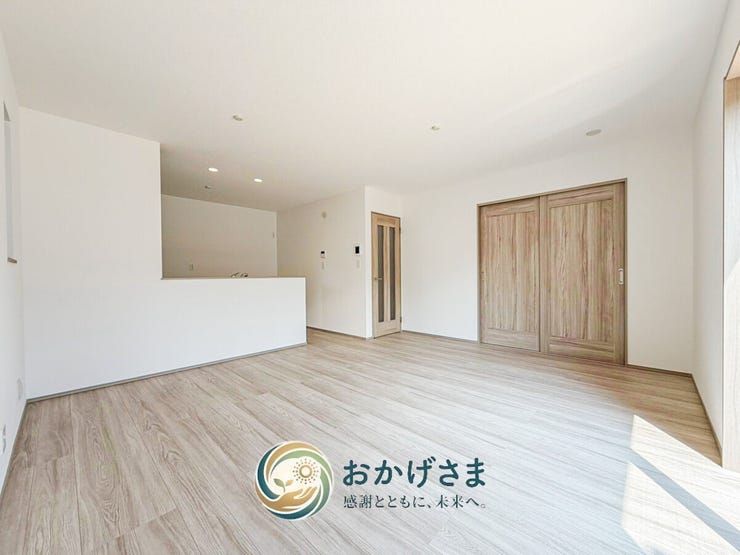【リビング・ダイニング】
大きな掃き出し窓から明るい陽光が差し込むリビング。フラットなフロアで、開放感に満ち溢れています。