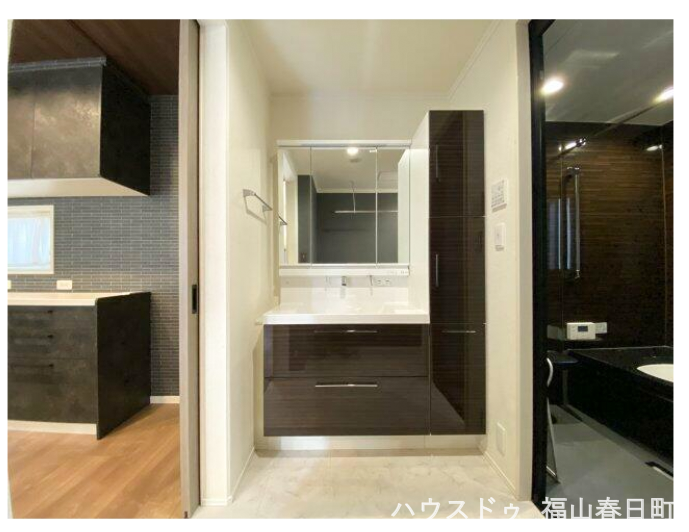 ■朝の支度がはかどる洗面室■広いカウンターと大型ミラーで、家族が並んで使えるゆとりある洗面スペース。忙しい朝もスムーズです。
