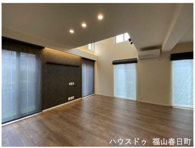 吹き抜けから明るい光が差し込みます!