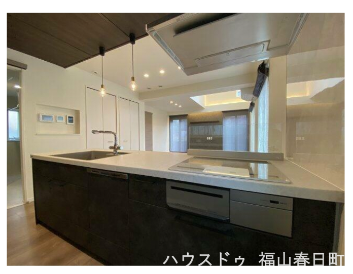 リビングを見渡せる対面式キッチンで、家族との会話を楽しみながら料理ができます。収納や作業スペースにもゆとりがあり、毎日の家事を快適に行えます。