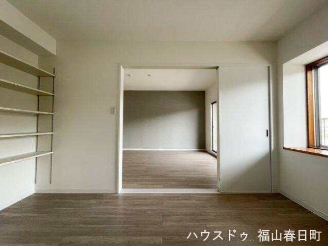 奥には広々とした明るい洋室があります