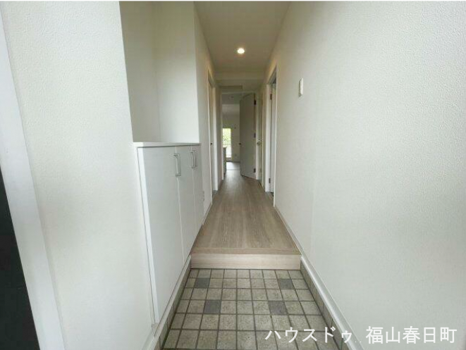 玄関からLDKまで明るい空間になっております!