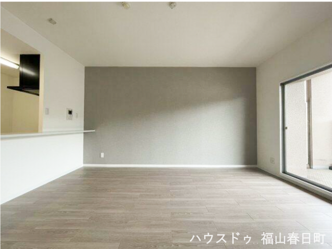 グレーのアクセントクロスが印象的な、スタイリッシュで開放感のあるLDK。対面キッチンで家族との会話を楽しみながら、ゆったりとした暮らしをイメージできる空間です。