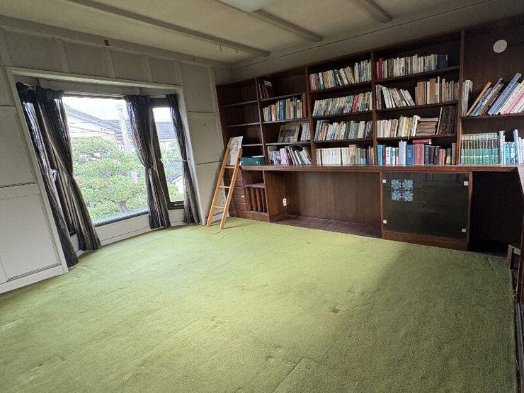 2階の洋室となっており、備え付けの本棚がございます。