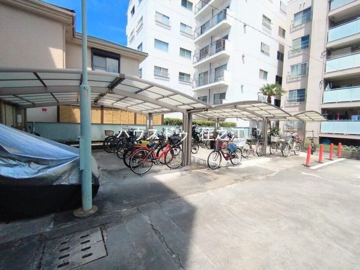★屋根付きの駐輪場ですので雨の日も安心。サドルが濡れる事も無いですね!