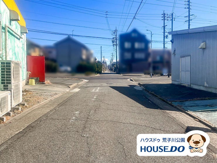 ゆとりがあり、落ち着いて出入りできる前面道路です。運転が苦手な方も安心して車庫入れできる道路幅です。