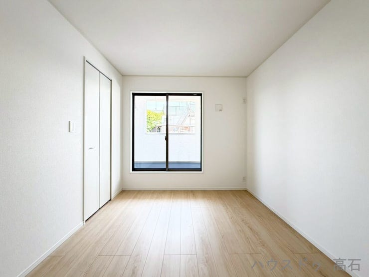 6畳洋室。
バルコニーへと繋がる大きな窓から、心地よい光と風が舞い込む洋室。お部屋にいながら外の気配を感じられる、開放的な空間です。