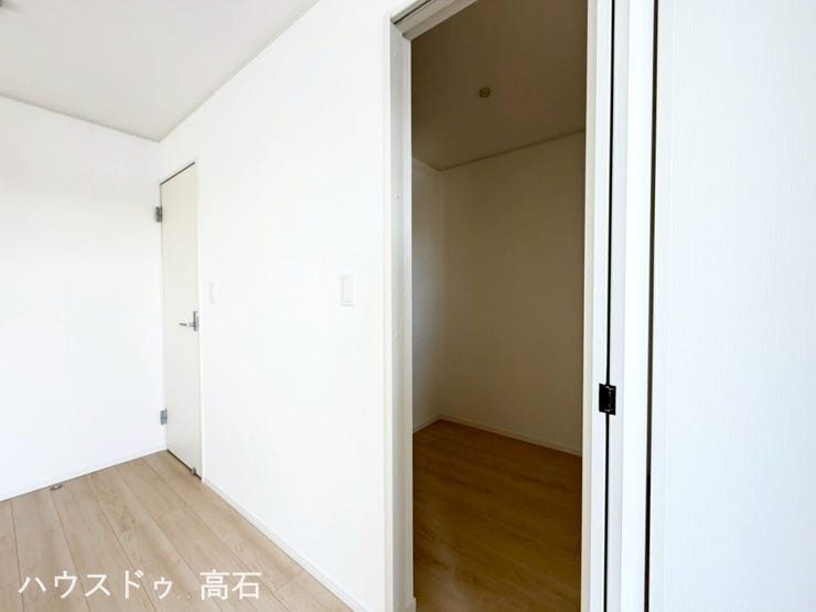 6畳洋室
衣類から大型荷物まで一手に引き受ける、ゆとりのウォークインクローゼット。