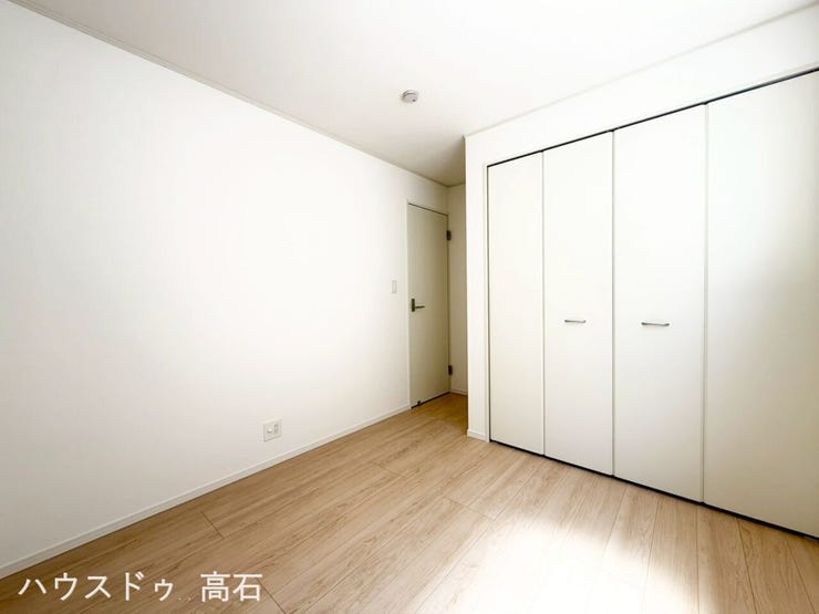 5畳洋室
リモートワークや趣味の部屋に最適。集中力を高めるプライベートな5帖空間。お仕事部屋としてはもちろん、自分だけの隠れ家としても重宝します。