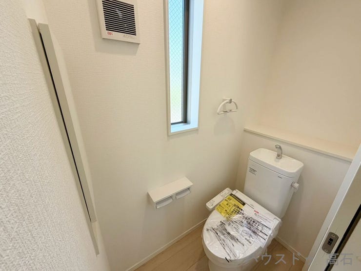 2階トイレ。
両フロアに温水洗浄便座を完備。朝の忙しい時間帯も家族で重なることなく、毎日をスマートに過ごせます