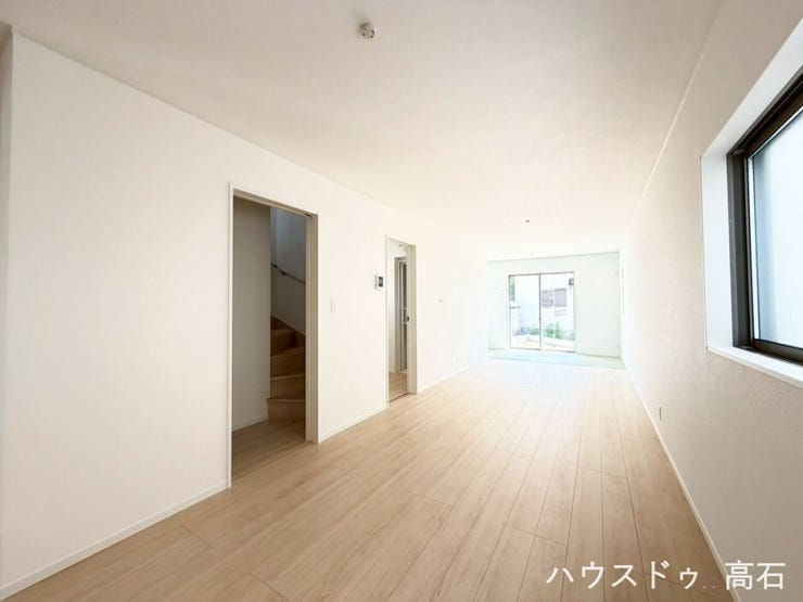 圧倒的な開放感。家具を置いてもなお余りある、21帖の広々LDK。