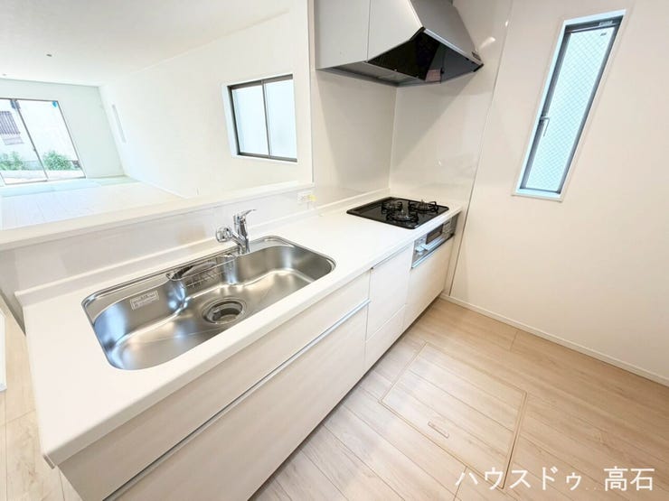 開放感のある対面キッチンを採用。リビングを見渡しながら調理ができる、使い勝手の良い空間です。