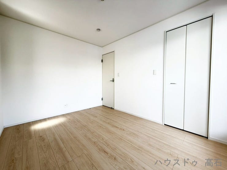 6畳洋室
明るい木目が印象的な、ゆとりある洋室。バルコニーへ直接出入りできるため、お洗濯物干しもスムーズで、毎日の生活動線に配慮した設計です。