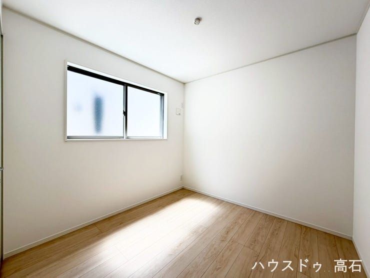 5畳洋室
腰高窓を採用。プライバシーを守りつつ、採光もしっかり確保した使い勝手の良い洋室です。