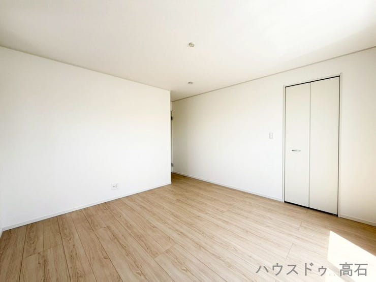8.5畳洋室
8.5畳のゆとりがあるから、大きなベッドを置いてもモデルルームみたいに広々使えます