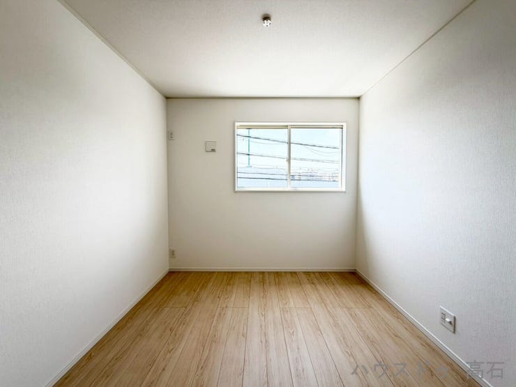 5畳洋室
隠せる収納があるから、5畳でもお部屋の中はスッキリ!ベッドやデスクを置いても、広々と自分らしく使えます。