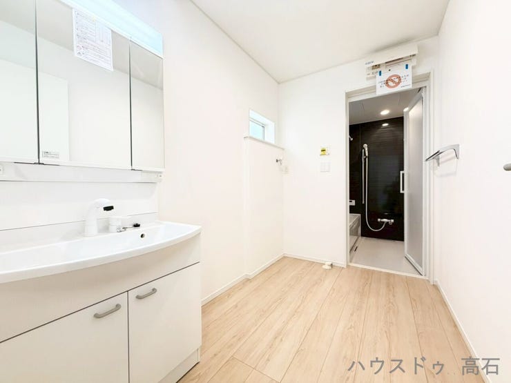 細かな身だしなみチェックに便利な三面鏡を採用。
毎日の生活を快適にサポートする使いやすい空間です。