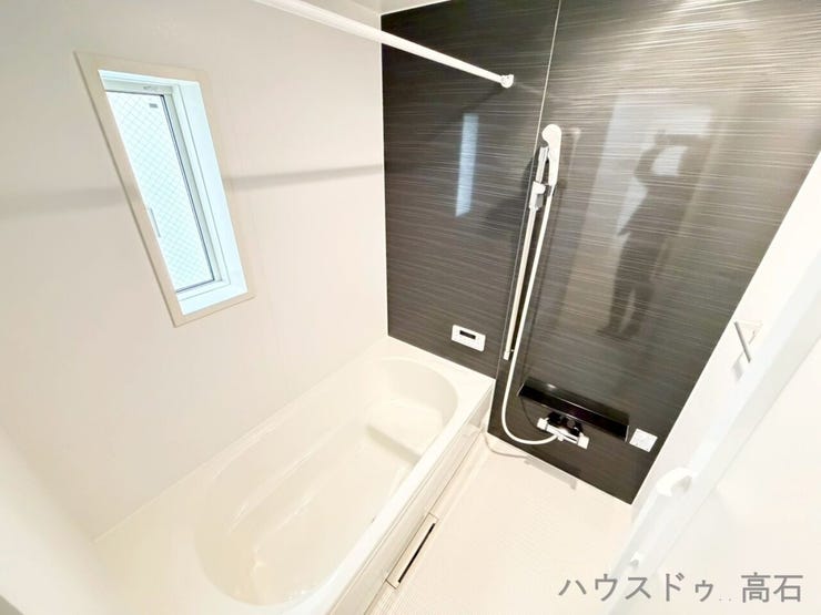 窓から光が差し込む開放的なバスルーム。
浴室乾燥機を備え、一年中快適にお使いいただけます。