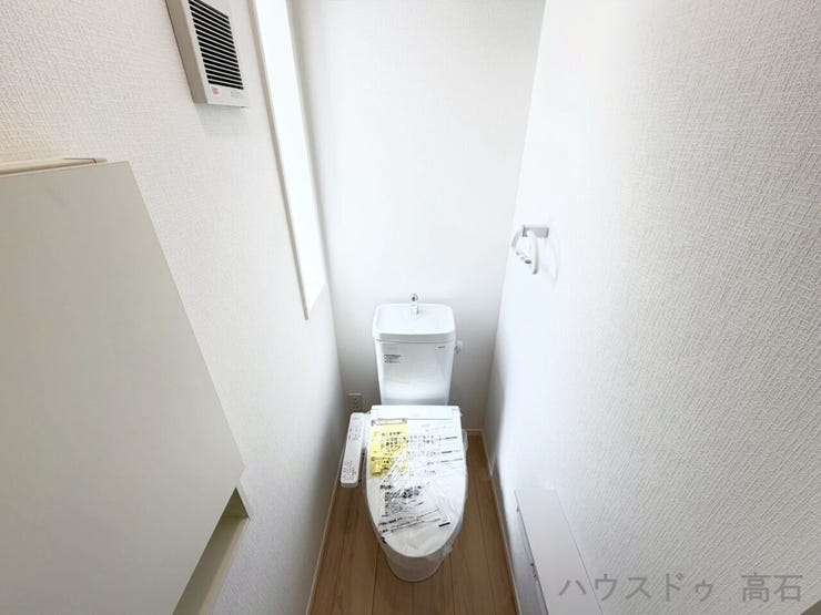 1階トイレ
明るくて気持ちいい、白を基調としたトイレ。生活感が出るものは全部壁の収納へ。いつでもお客さんを呼べる、きれいな空間です。