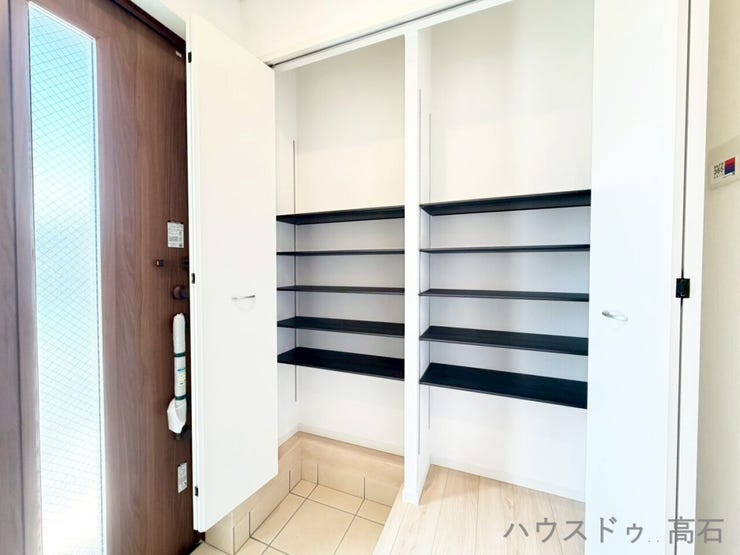 十分な靴収納を備えた玄関で、すっきりとした美しい空間を維持できる設計です。