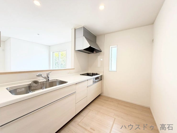 対面キッチンでご家族との会話を楽しみながらお料理ができる、温かみのある住まいです。