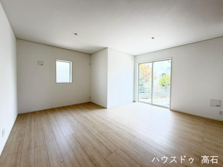 大きな窓から光が入る、明るいリビング。家族それぞれの時間を心地よく過ごせます。