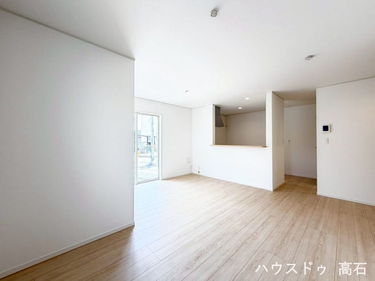 17畳のひろびろリビング。お気に入りの家具だけを置いて、モデルルームみたいにすっきりオシャレに暮らせます。