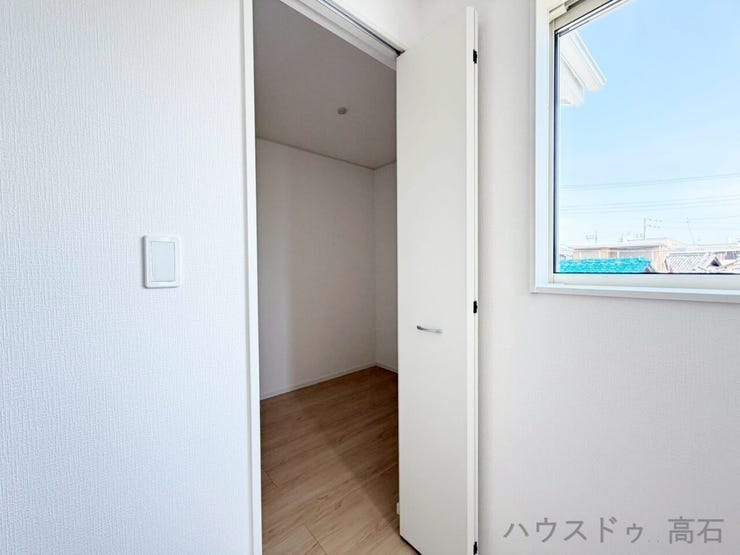 5.2畳洋室
生活感をサッと隠せる便利なクローゼット