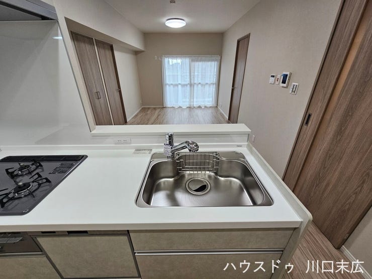 対面式のシステムキッチンを採用。調理中も室内を見渡せるフラットなカウンターを備え、家族との会話も弾みます。