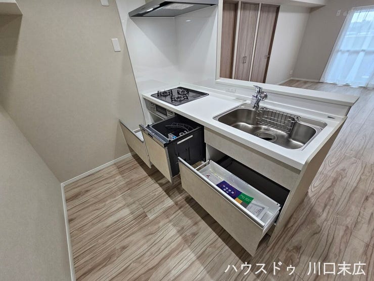 ビルトイン食洗機やスライド式収納を備え、家事効率を高めます。お手入れしやすいワークトップで調理作業も快適です。