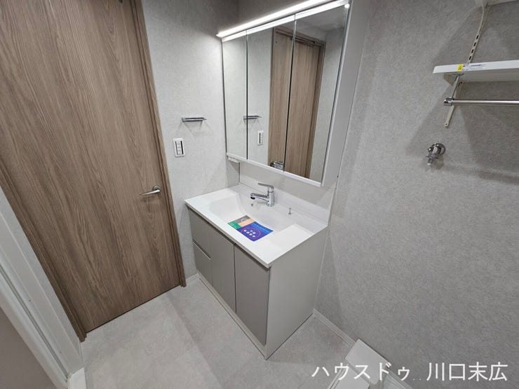 三面鏡裏収納を備えた機能的な洗面化粧台。身支度がスムーズに行えるスッキリとしたデザインで日常を快適にします。