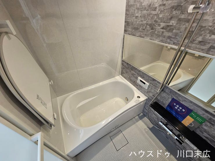 清潔感溢れるスタイリッシュな浴室。横長鏡や手すりを備え、安心感と快適性を両立した一連の設備が魅力です。