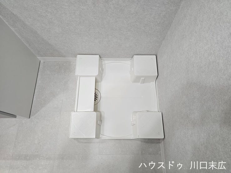 防水パンを備えた洗濯機スペース。すっきりとした内装で仕上げられており、快適な洗濯作業を支えます。