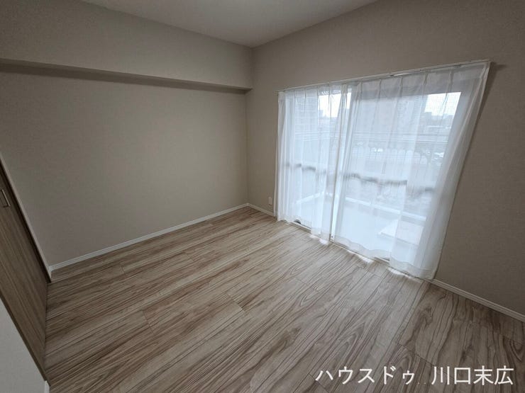 シンプルで洗練されたデザインの洋室。寝室やワークスペースなど多目的にご活用いただける快適な空間です。