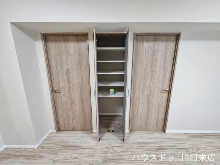 仕切り棚を備えた便利な壁面収納。用途や収納物の大きさに合わせて高さを変えられ、スマートに収められます。