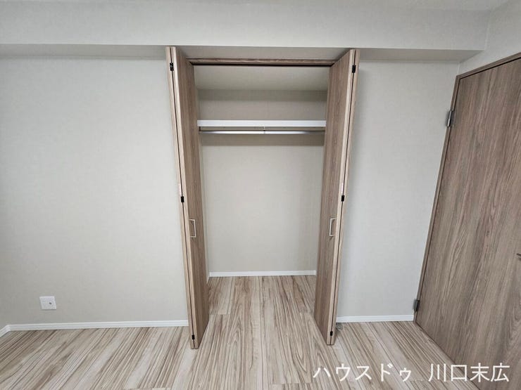 開口部が大きく使いやすい折れ戸式クローゼット。ハンガーパイプと枕棚を備え、衣類や荷物を綺麗に収納できます。