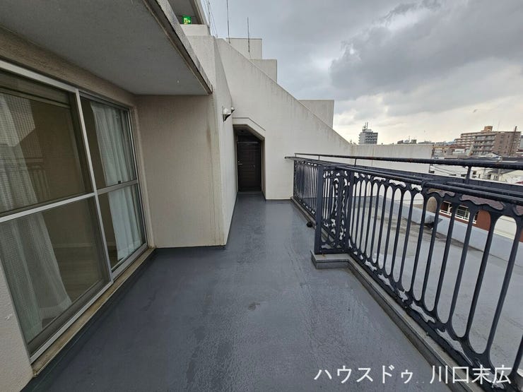ゆとりあるルーフバルコニーを備えています。屋外でのリフレッシュタイムを楽しめる魅力的なエクステリアです。