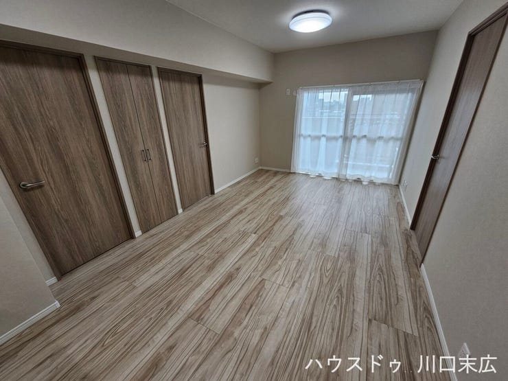 洗練された木目調デザインが印象的。家族の団らんを包み込む上質な内装デザインで、リラックスした時間を過ごせます。