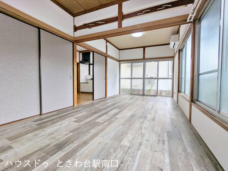 【居間・リビング】
二面に大きな窓を設けた、開放感のある居室。続き間として広々使えるほか、建具で空間を分けることも可能です。木の柱と明るい床材が調和した、温もりのある空間です。