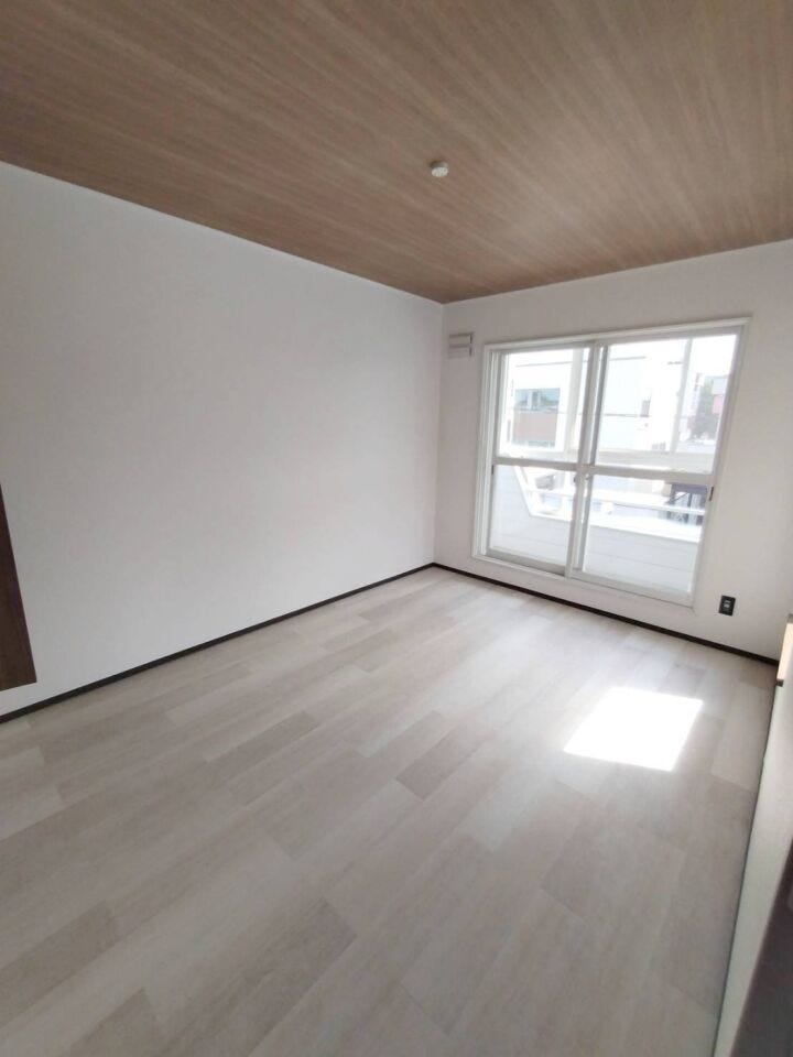 《洋室3》
家具の配置、動線が確保しやすい長方形のお部屋です。
シンプルな内装でインテリアも選びやすい♪