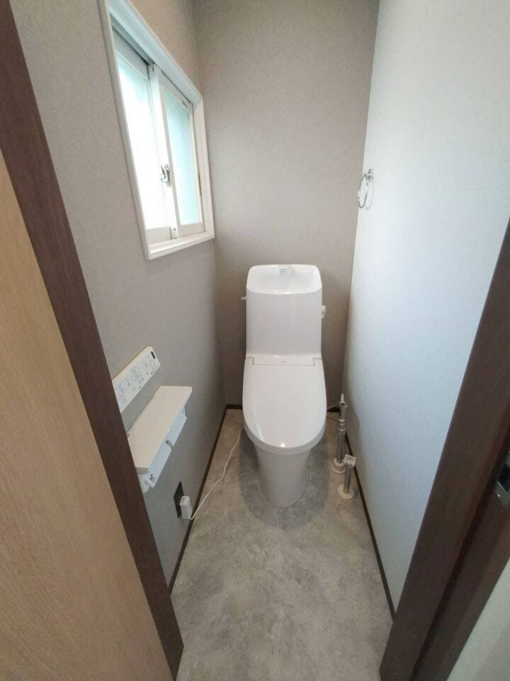 《トイレ》
ウォシュレット付きトイレです。窓付きで明るい♪