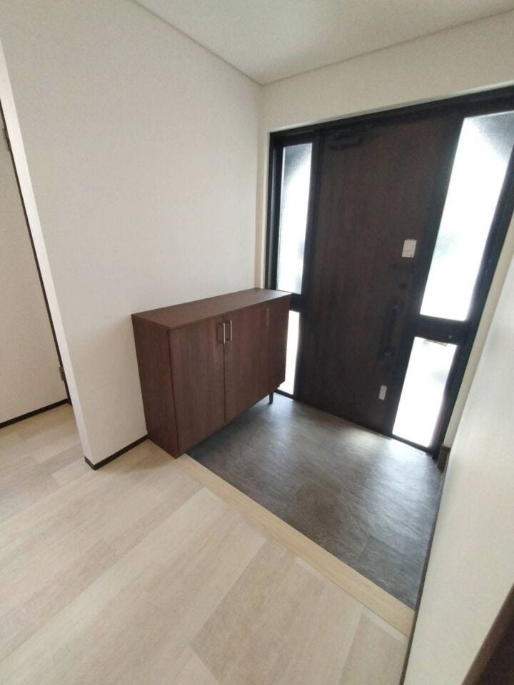 《玄関》
みなさまをお迎えする玄関。
シンプルな内装で落ち着いた印象です。
シューズボックスがあり収納スペースをしっかりと確保。
ゆとりある広さがあり、複数人でも使いやすい!