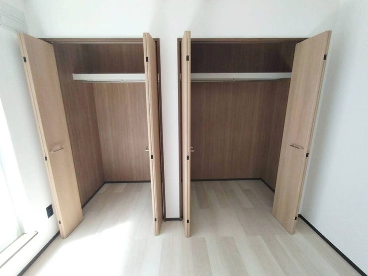 《洋室1 クローゼット》
収納スペースをしっかりと確保!
各部屋に収納スペースを確保しており、お部屋をすっきりとお使いいただけます。